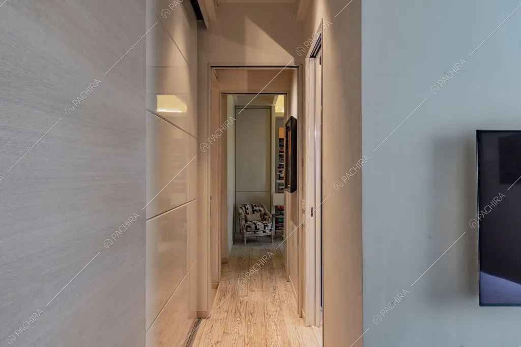 Corridoio con pavimento in parquet dell'appartamento Kamala, location in stile contemporaneo a Roma