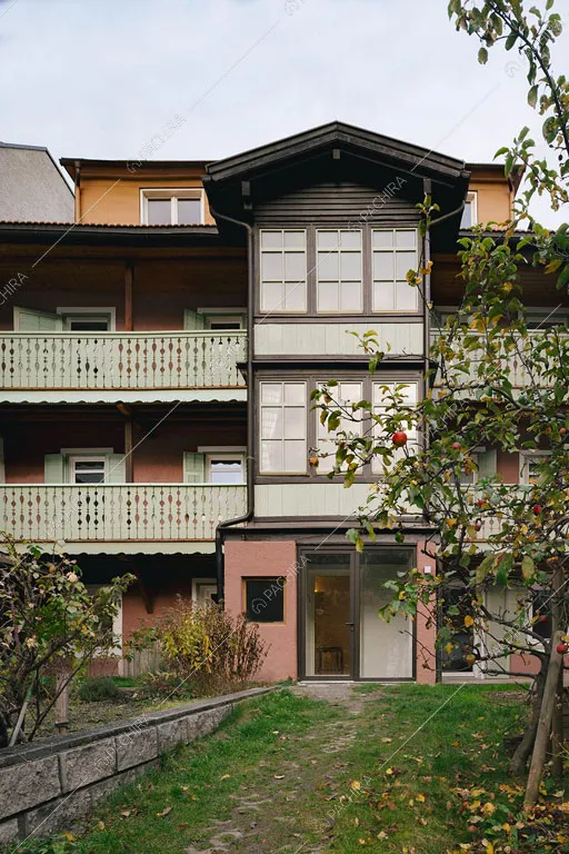 Giardino della villa Botnia, location in stile contemporaneo a Bolzano