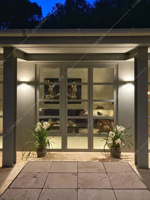 Portico della villa Giba, location in stile moderno a Latina