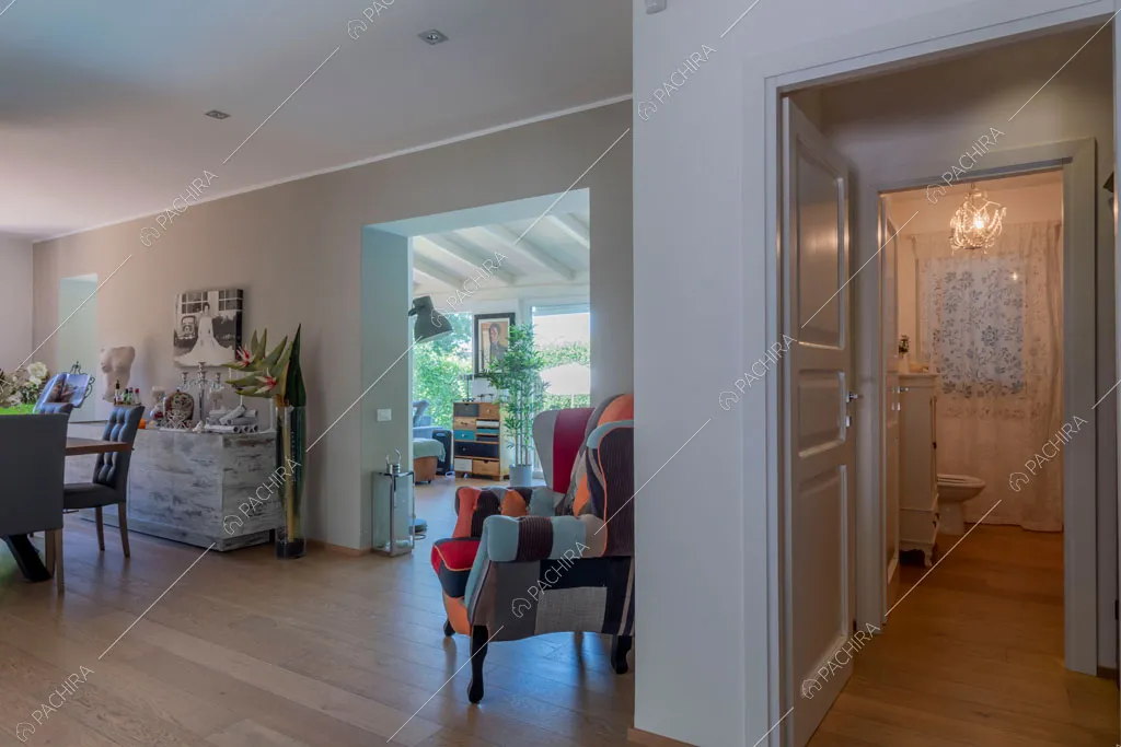 Sala e bagno della villa Cassava, location in stile contemporaneo a Roma