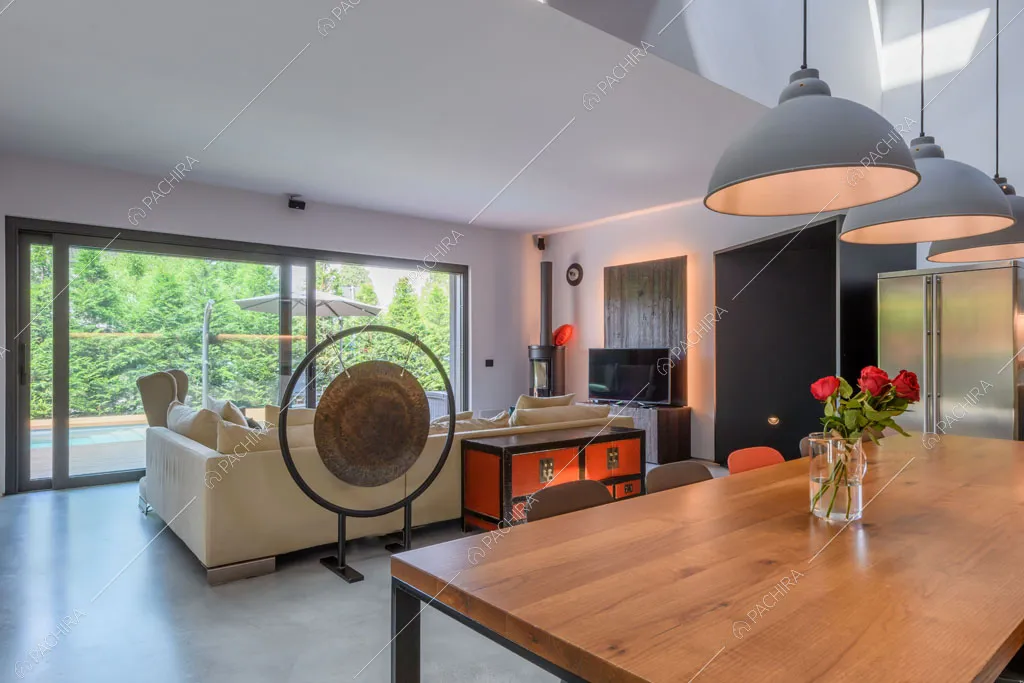 Tavolo da pranzo nella sala della villa Aral, location in stile contemporaneo a Monza