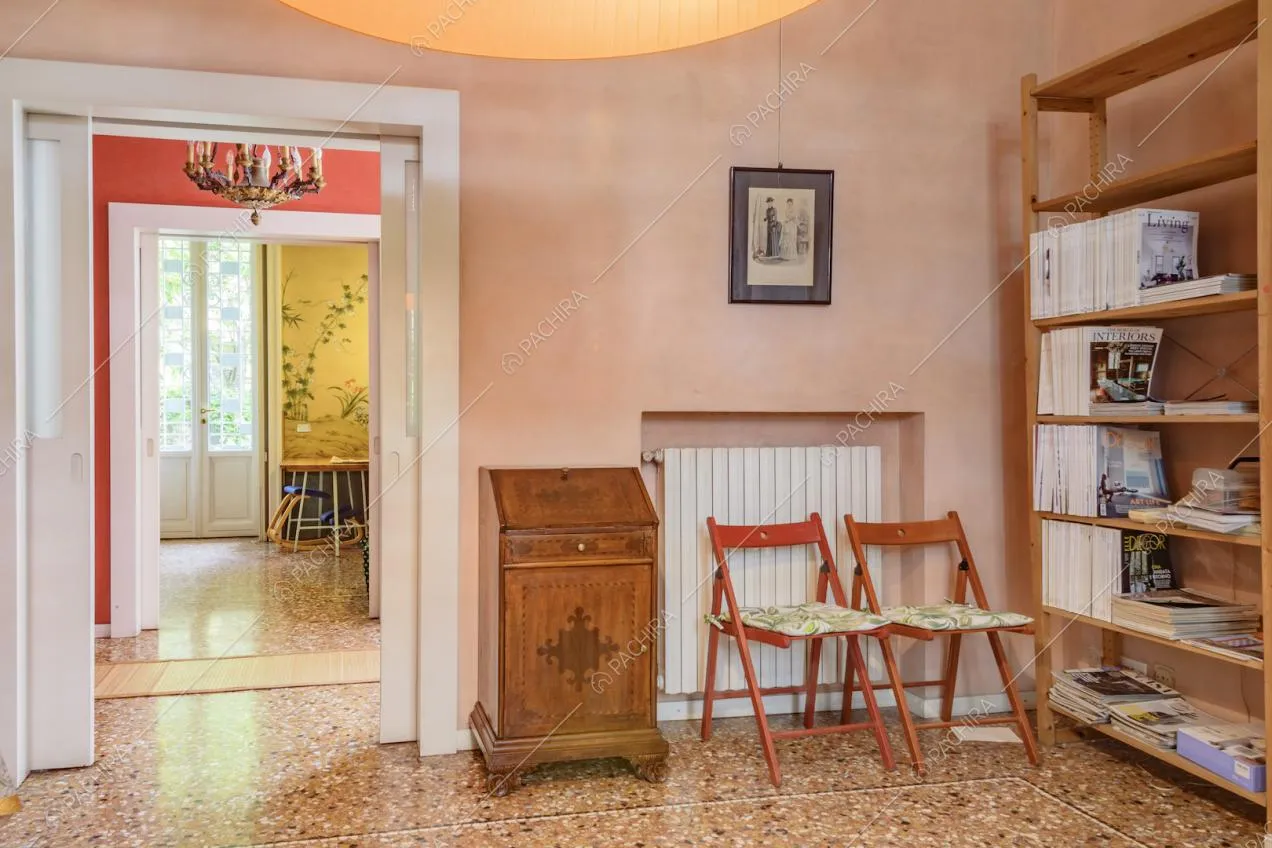 Pavimento con cementine e arredi d'epoca