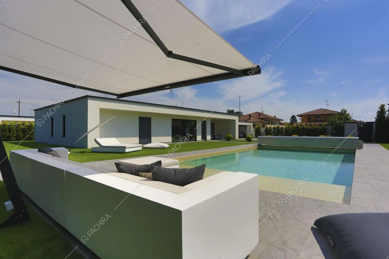 Dal divano bianco vista sulla piscina
