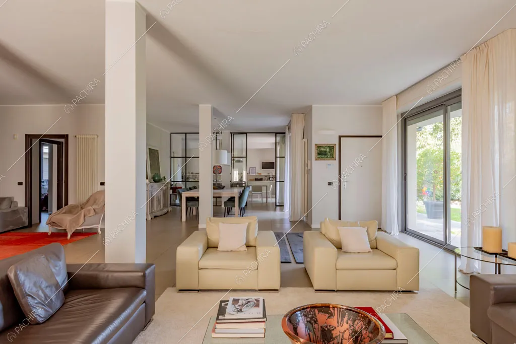 Salotto della villa Darling, location in stile contemporaneo a Monza