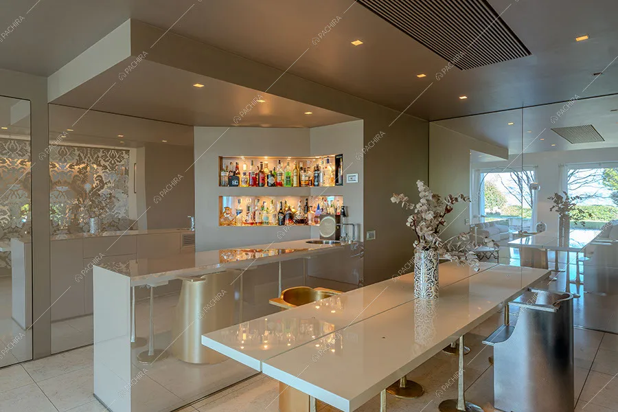 Zona bar della villa Iride, location in stile moderno a Monza