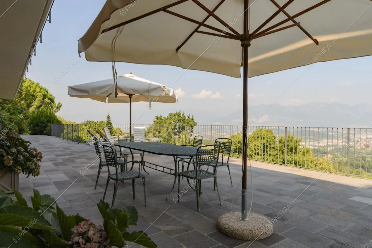 Vista panoramica dalla terrazza con ombrelloni da giardino