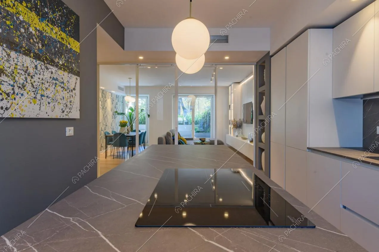 Cucina in marmo grigio con fornelli a induzione nella cucina con vista sulla sala
