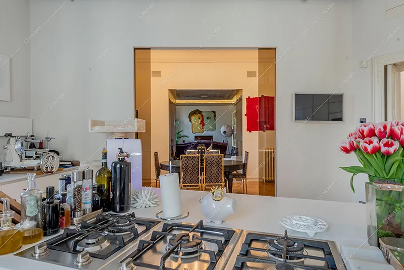 Cucina a isola dell'appartamento Barbabietola, location in stile liberty a Milano