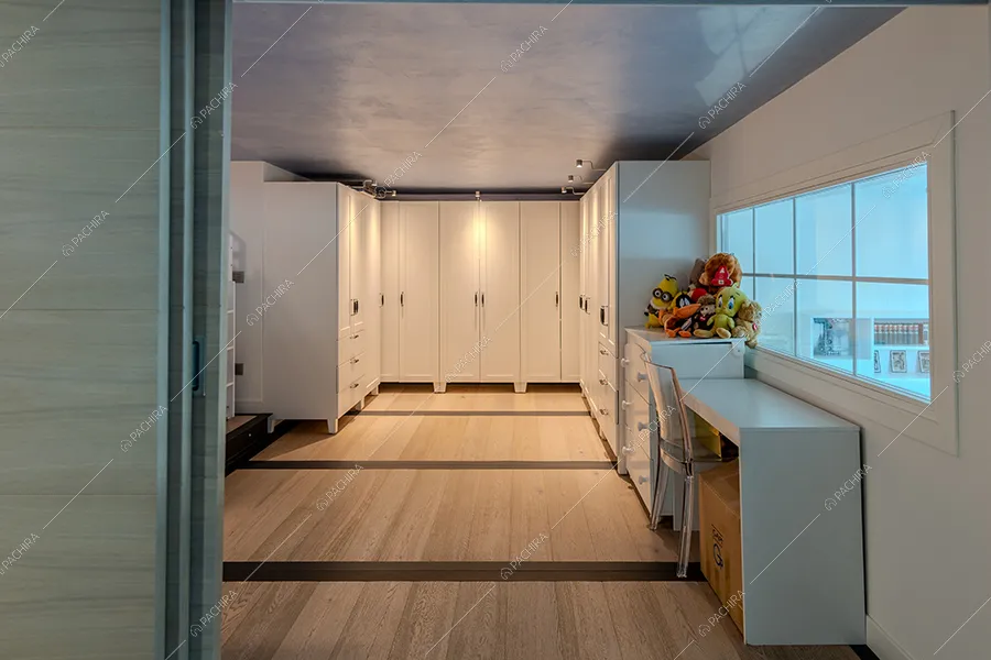 Cabina armadio del loft Vanadio, location in stile moderno a Milano