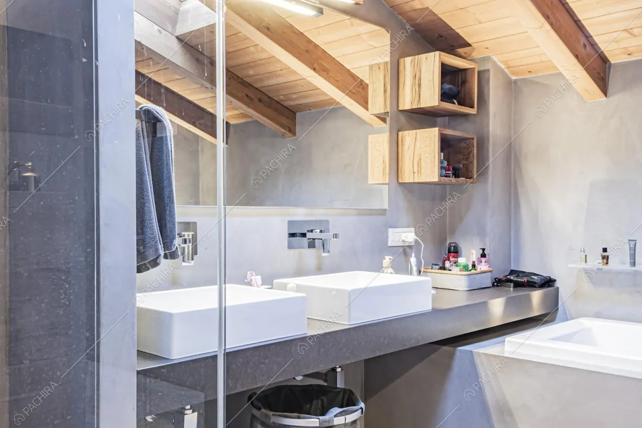 Lavandini dalle forme geometriche nel bagno