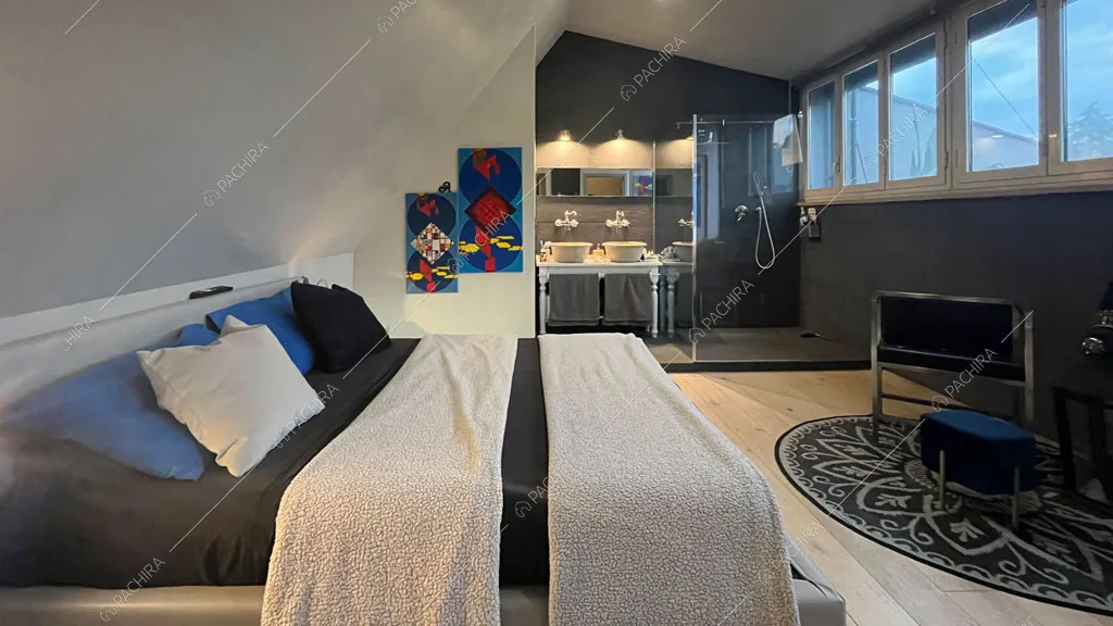Camera da letto della villa Andesine, location in stile moderno a Roma