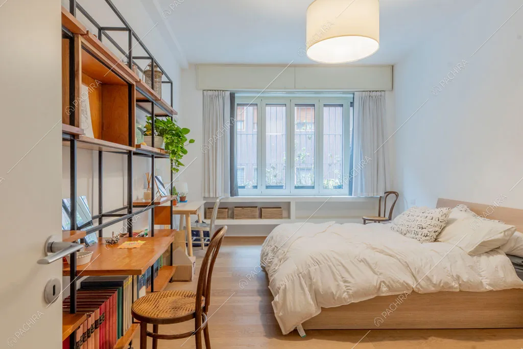 Camera da letto dell'appartamento Mungo, location in stile contemporaneo a Milano