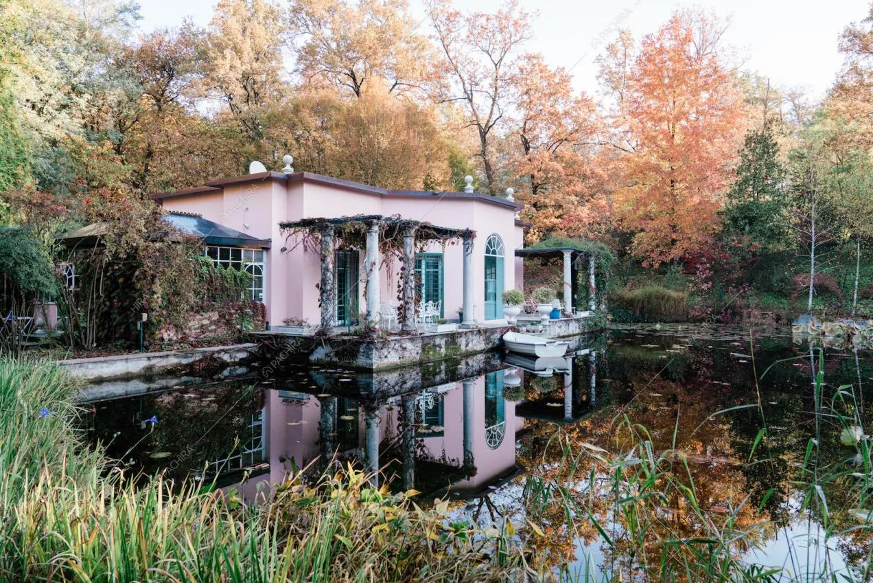 La villa rosa con le colonne e le vetrate