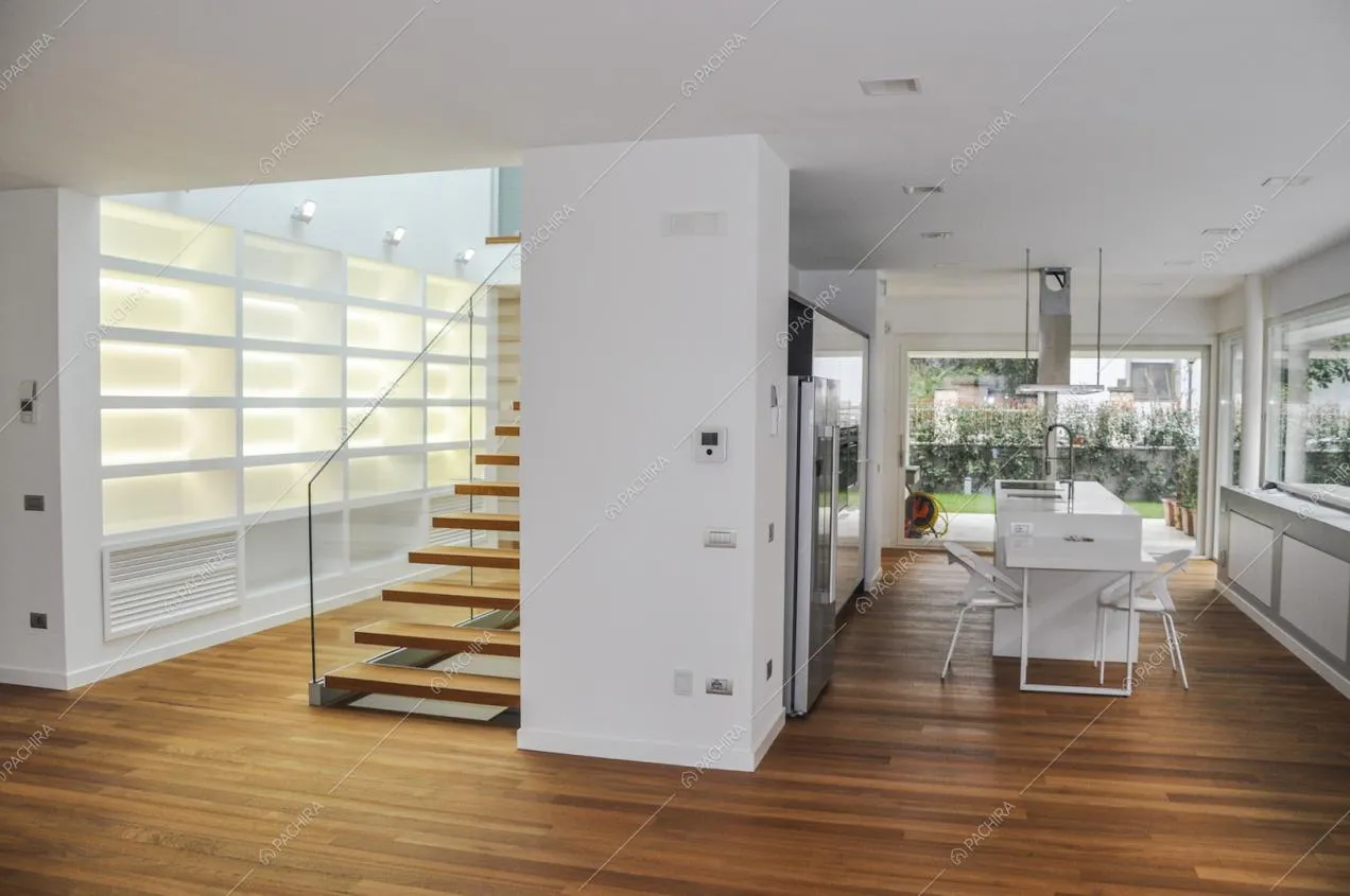 Cucina a vista con vetrate della villa Caviale Rosa, location in stile moderno a Roma