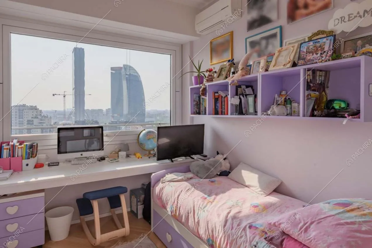 Camera da letto dei bambini con grande vetrate