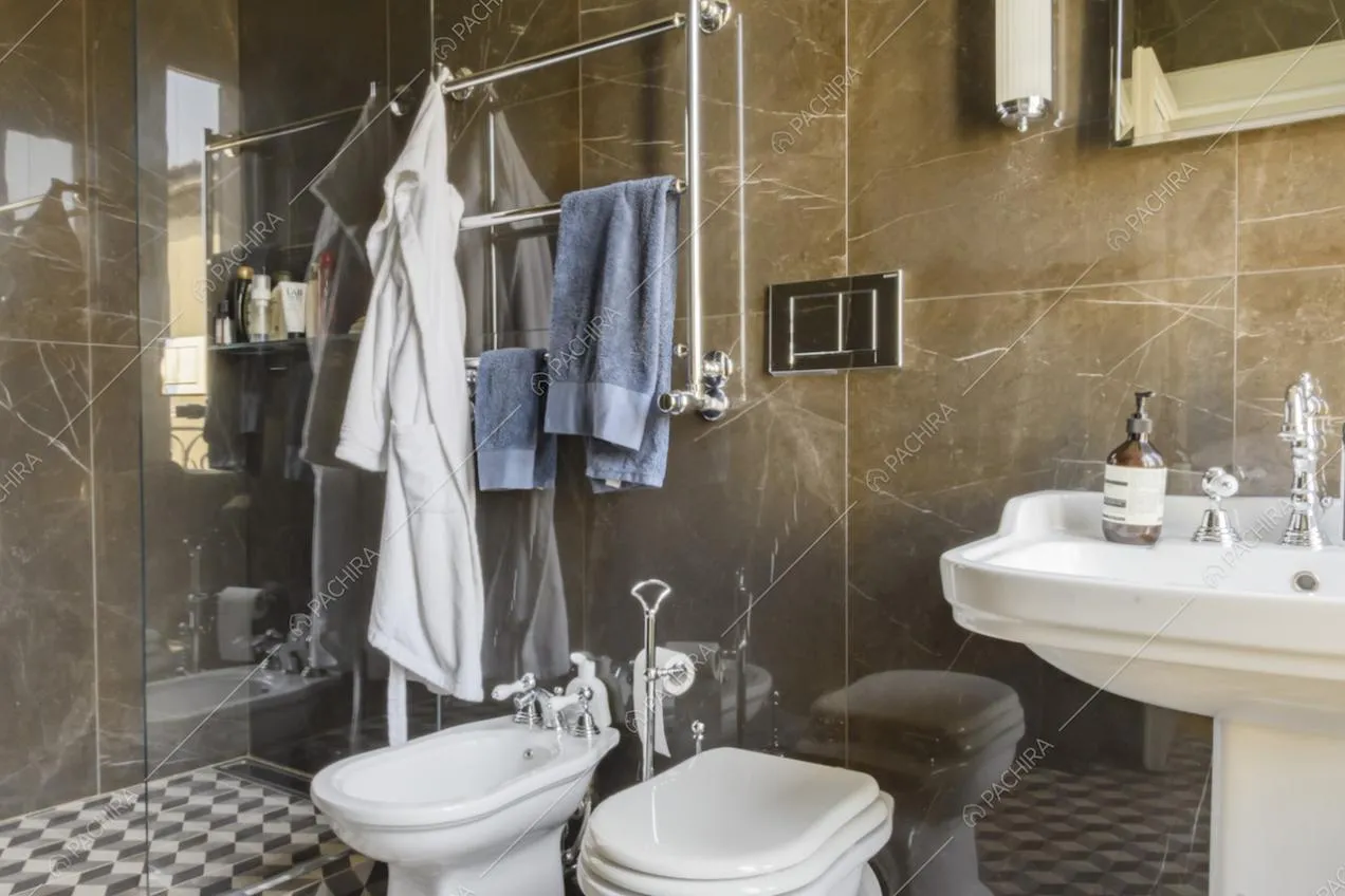 Pareti in marmo scuro all'interno del bagno