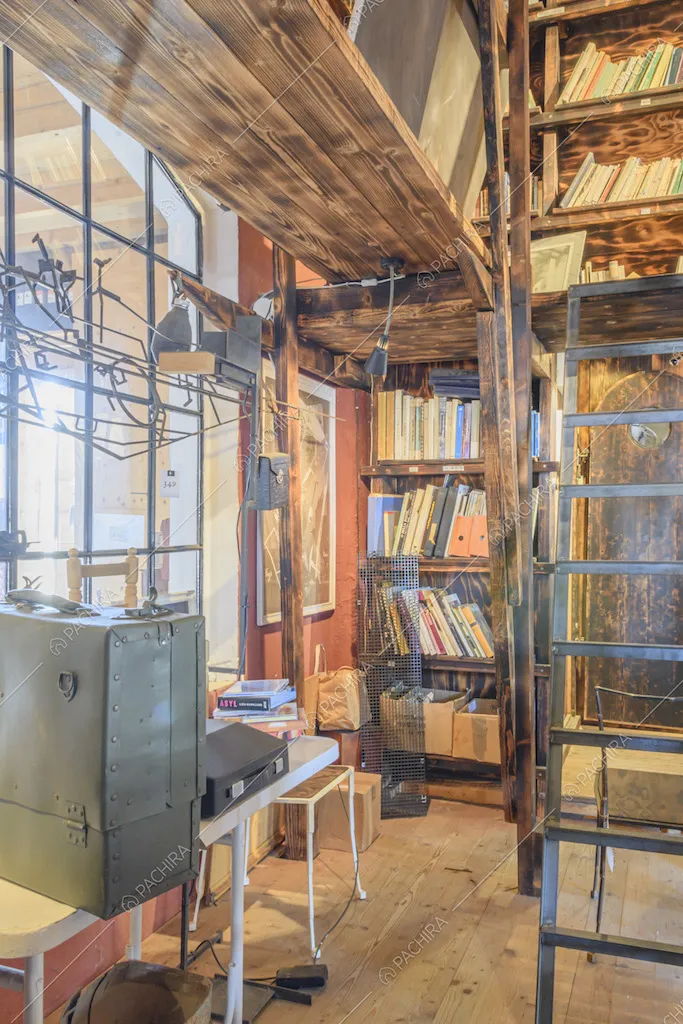 Scaffale con libri e scala in ferro