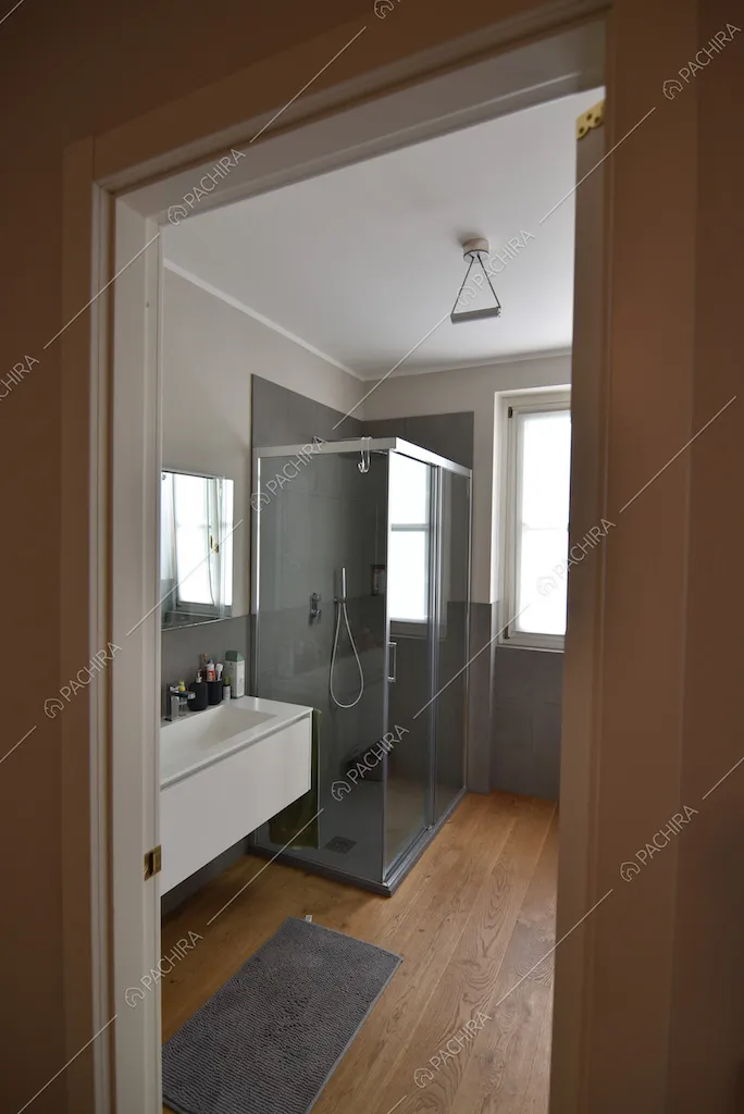 Bagno con box doccia e lavandino rettangolare
