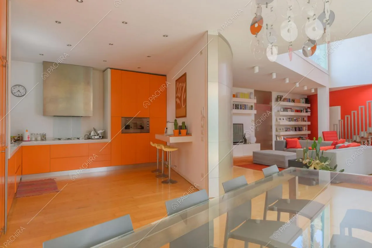 Cucina a parete arancione con fornelli a gas e pavimento in parquet