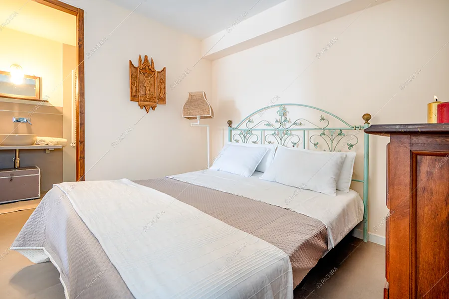 Camera da letto della villa Sahel, location in stile rustico a Brindisi