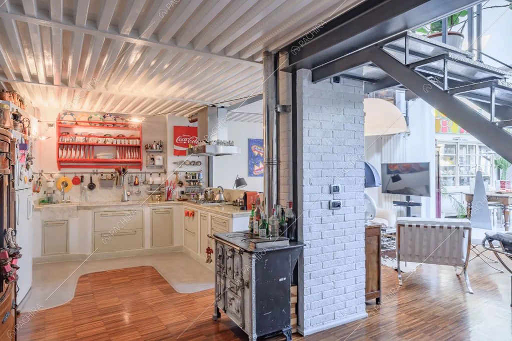 Cucina a vista del loft Cascarilla, location in stile moderno a Milano