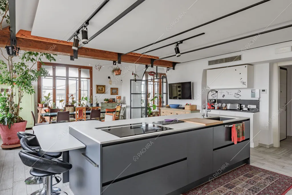 Cucina a isola con fornelli a induzione del loft Ostro, location in stile contemporaneo a Milano