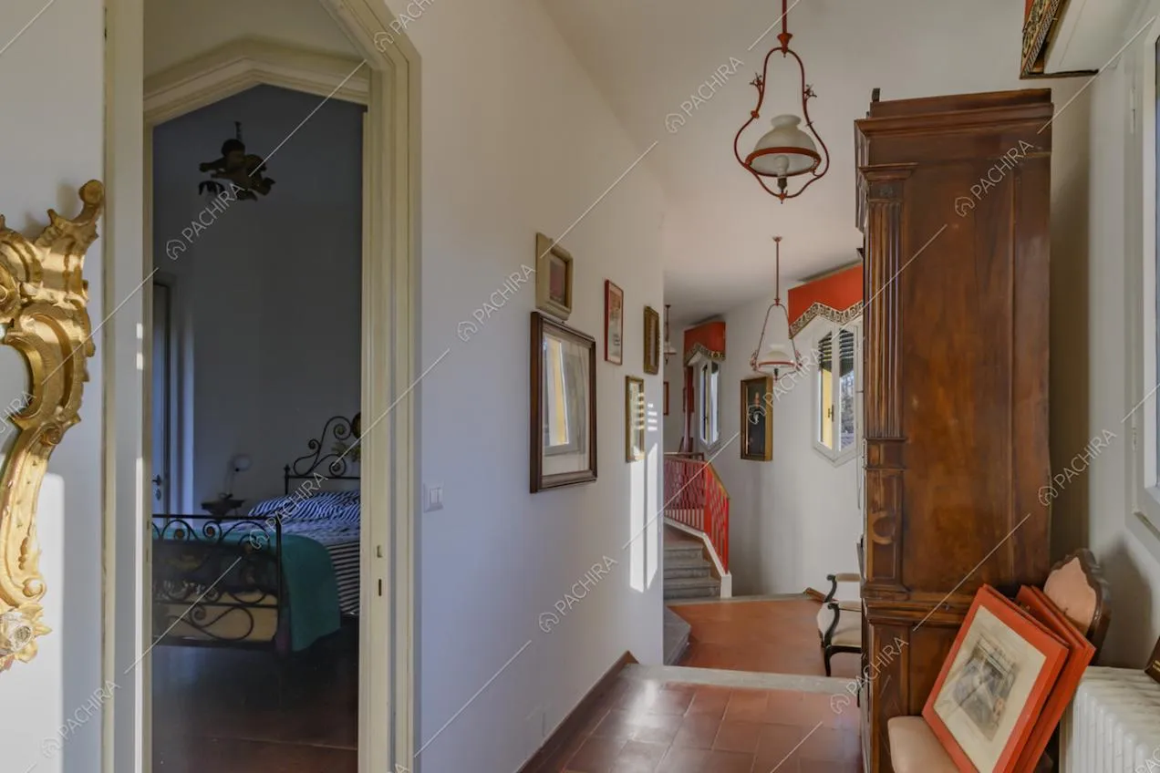 Scorcio sulla camera da letto e sulle scale dal corridoio
