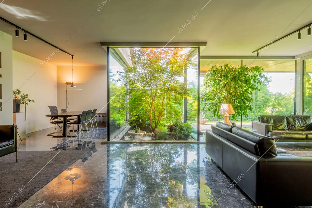 Zona living della villa Biotite, location in stile moderno a Verona