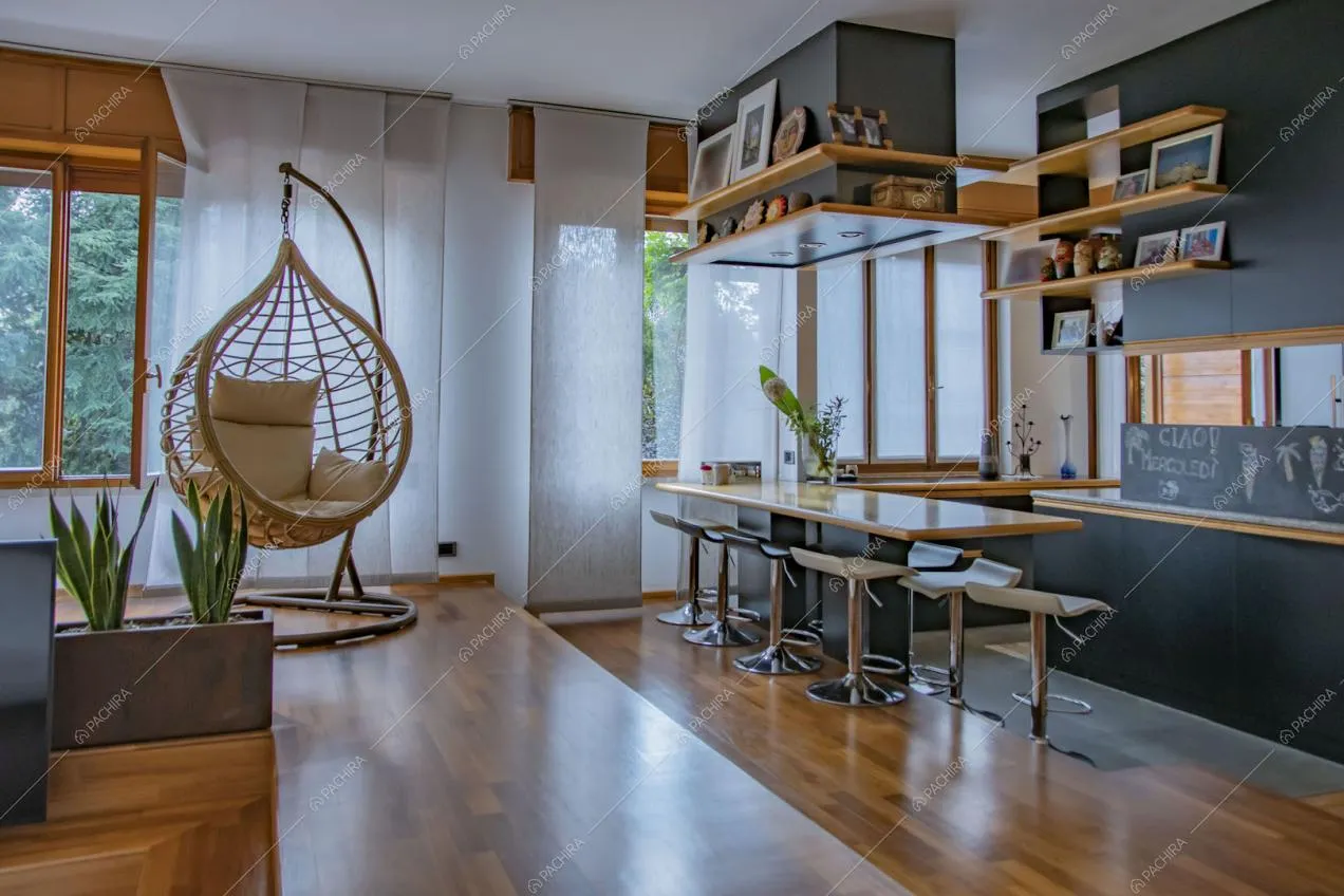 Pavimento in parquet nella luminosa zona living con cucina a vista