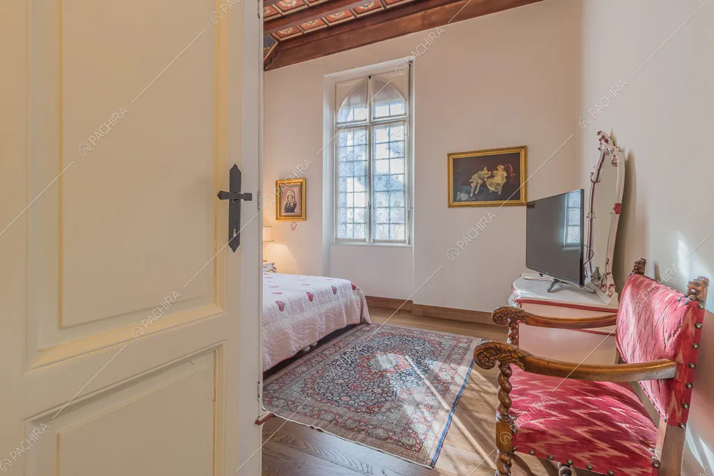 Camera da letto con pareti bianche della dimora storica Chewe, location in stile contemporaneo a Lecco