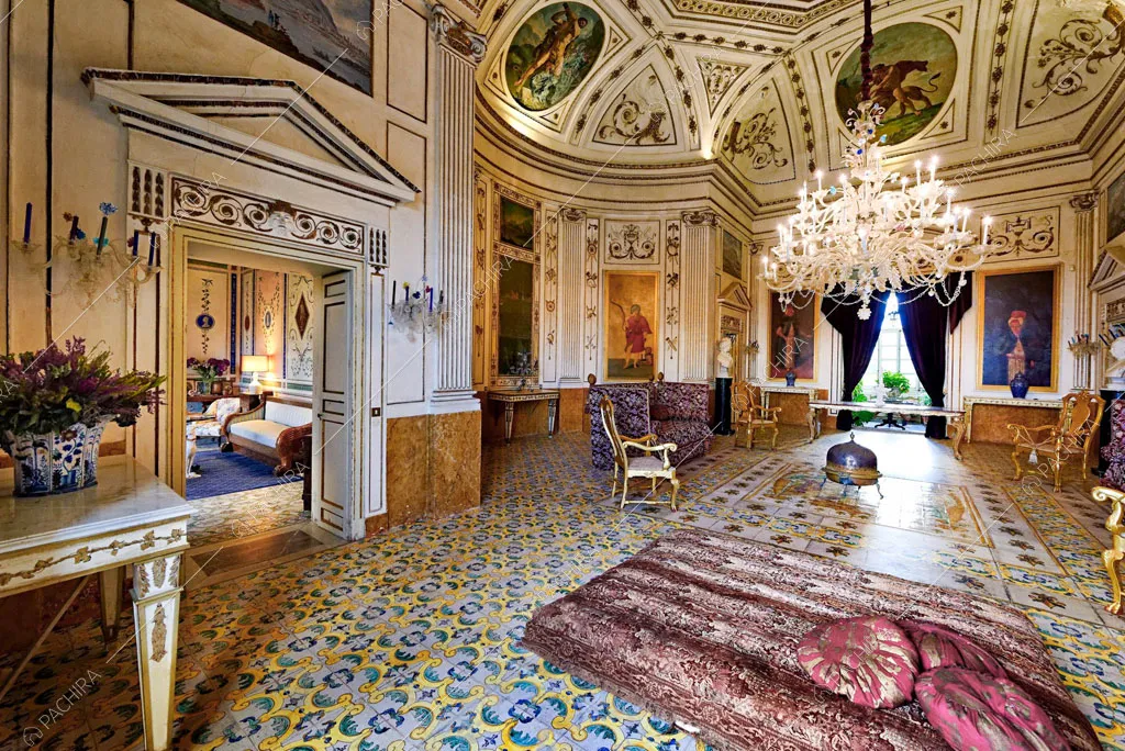 Sala con pareti e soffitto affrescati della villa Tanami, location in stile classico a Palermo