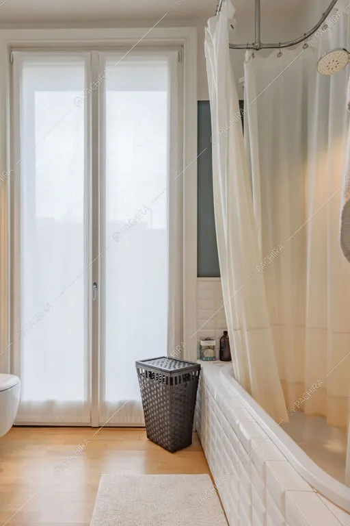 Vasca da bagno della villa Kharan, location in stile contemporaneo a Milano