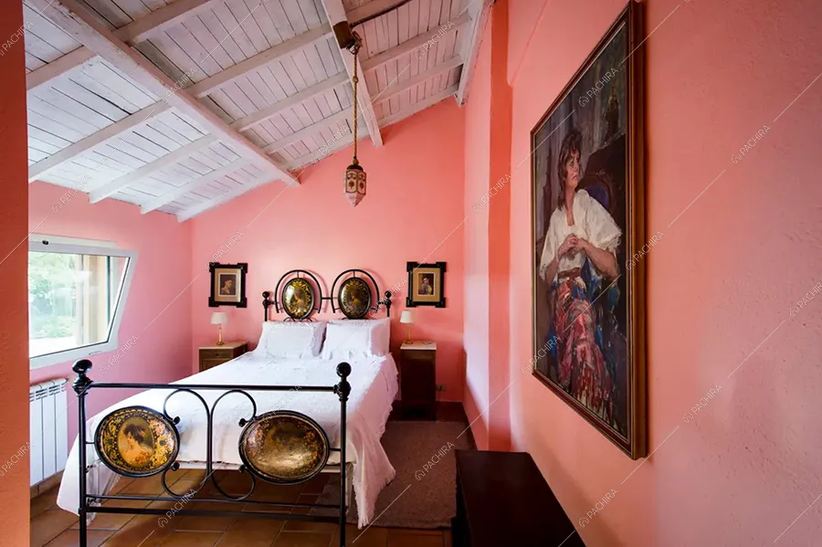 Camera da letto della dimora storica Elbe, location in stile classico per shooting a Roma