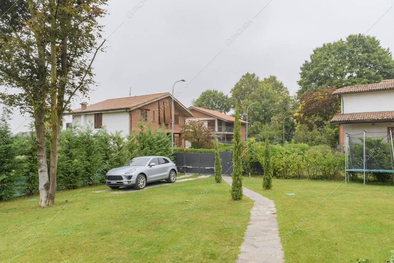 Cancello d'entrata e giardino con vialetto d'accesso alla villa