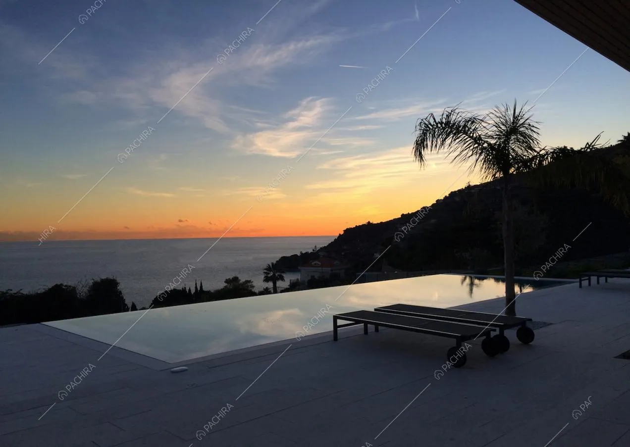 Stupenda terrazza vista mare con piscina a sfioro, lettini e palme