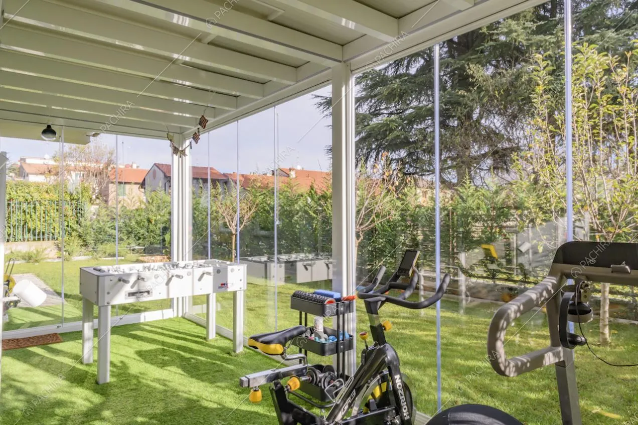 Veranda che funge da palestra e da sala giochi