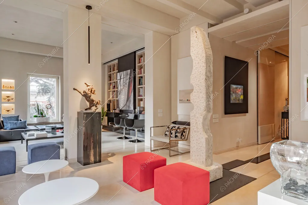 Vista sul corridoio dell'appartamento Kamala, location in stile contemporaneo a Roma