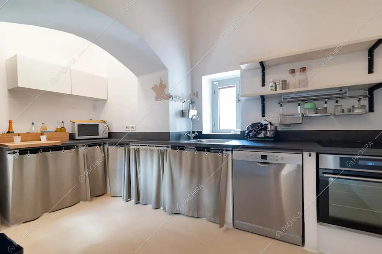 Cucina minimal con elettrodomestici, pavimento chiaro e pareti bianche
