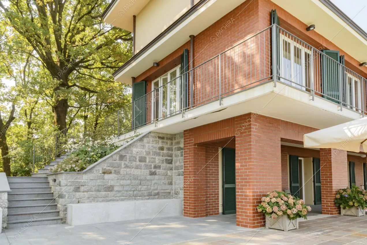 Scale esterne e portico collegano la terrazza all'interno della villa