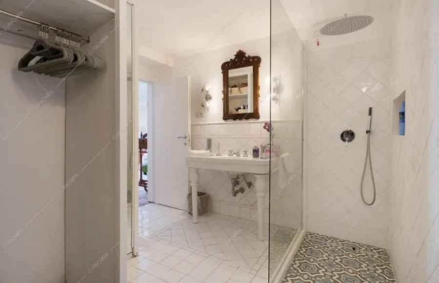 Bagno della villa Oder, location in stile classico a Napoli