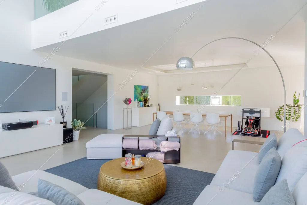 Zona living della villa Columbia, location in stile moderno a Como