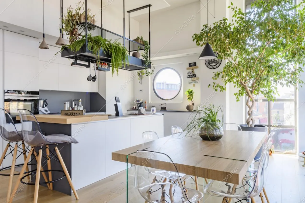 Tavolo da pranzo, con piano di appoggio in legno, nella luminosa cucina con isola