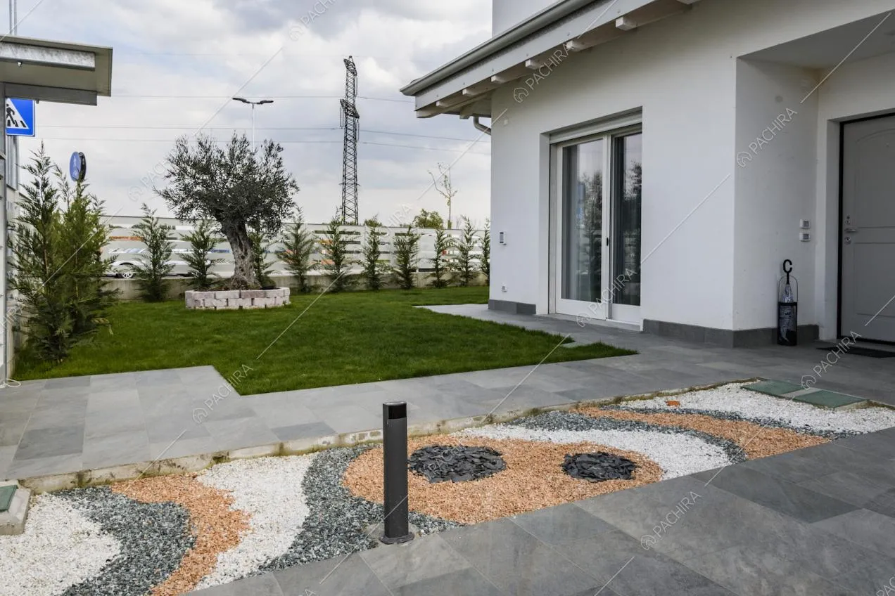Decorazione con sassi all'ingresso della villa