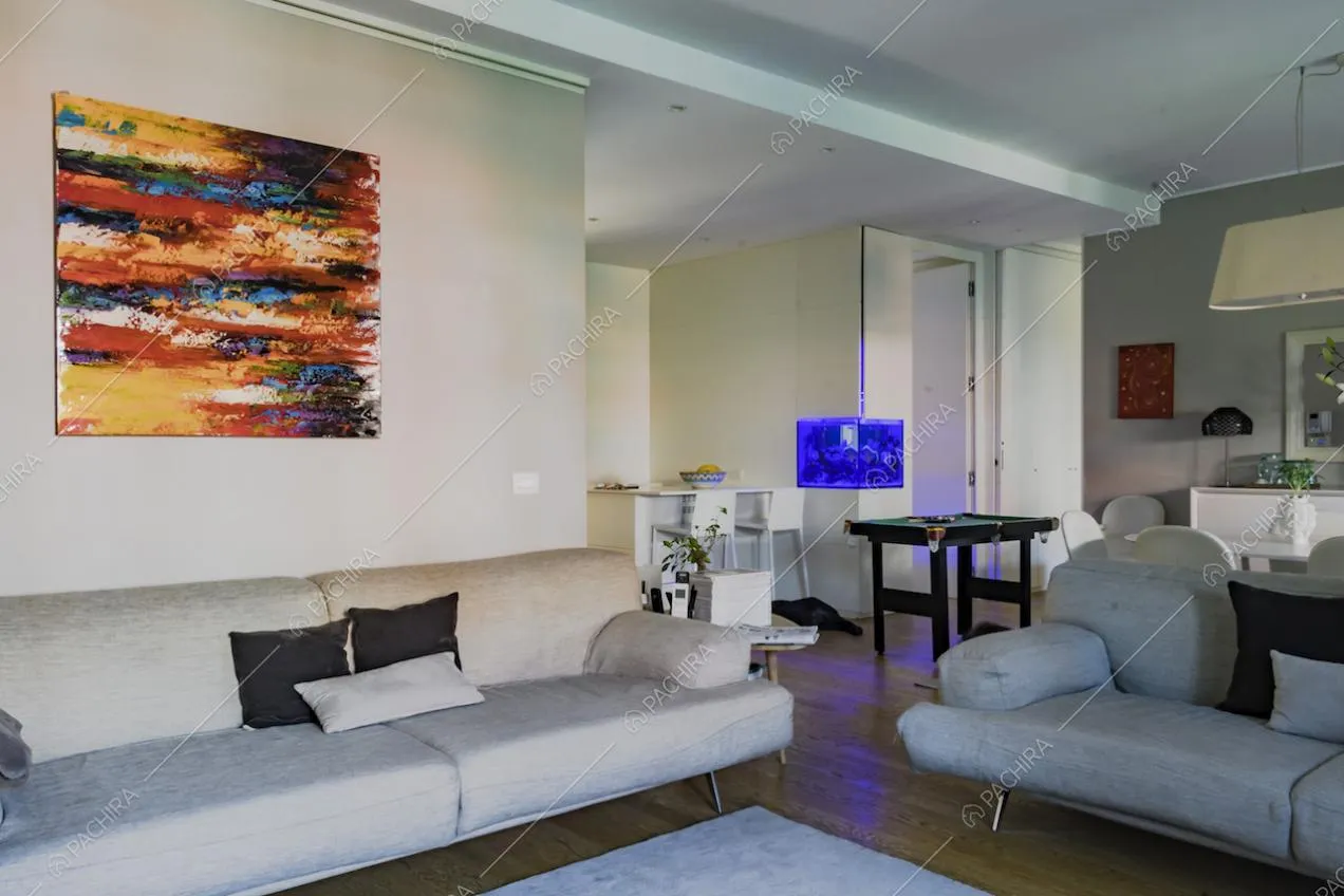 Divani chiari e quadro astratto appeso alla parete