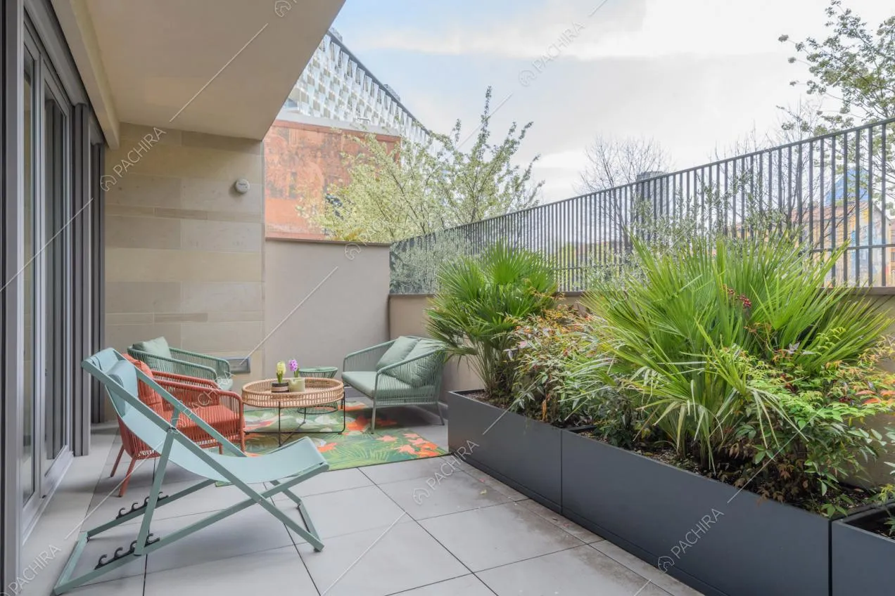 Terrazza con salotto da esterni e porte-finestre