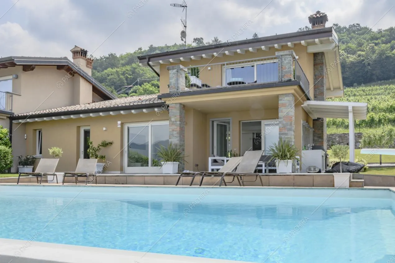 Ampia villa immersa nel verde con terrazza