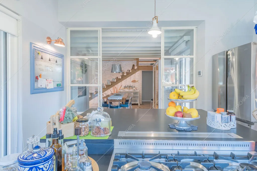 Isola con fornelli a gas nella cucina della villa Colchito, location in stile contemporaneo a Roma