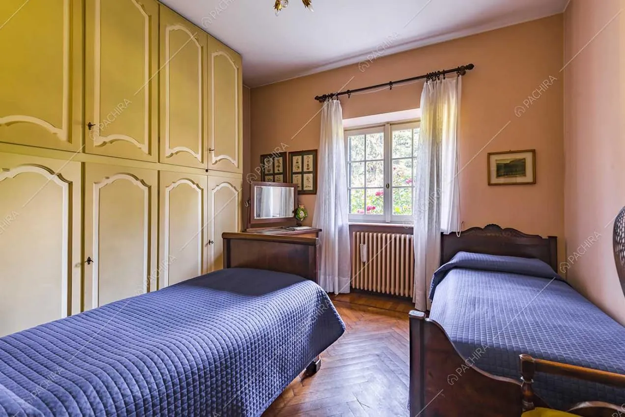Camera da letto della villa Archibusa, location in stile classico a Como