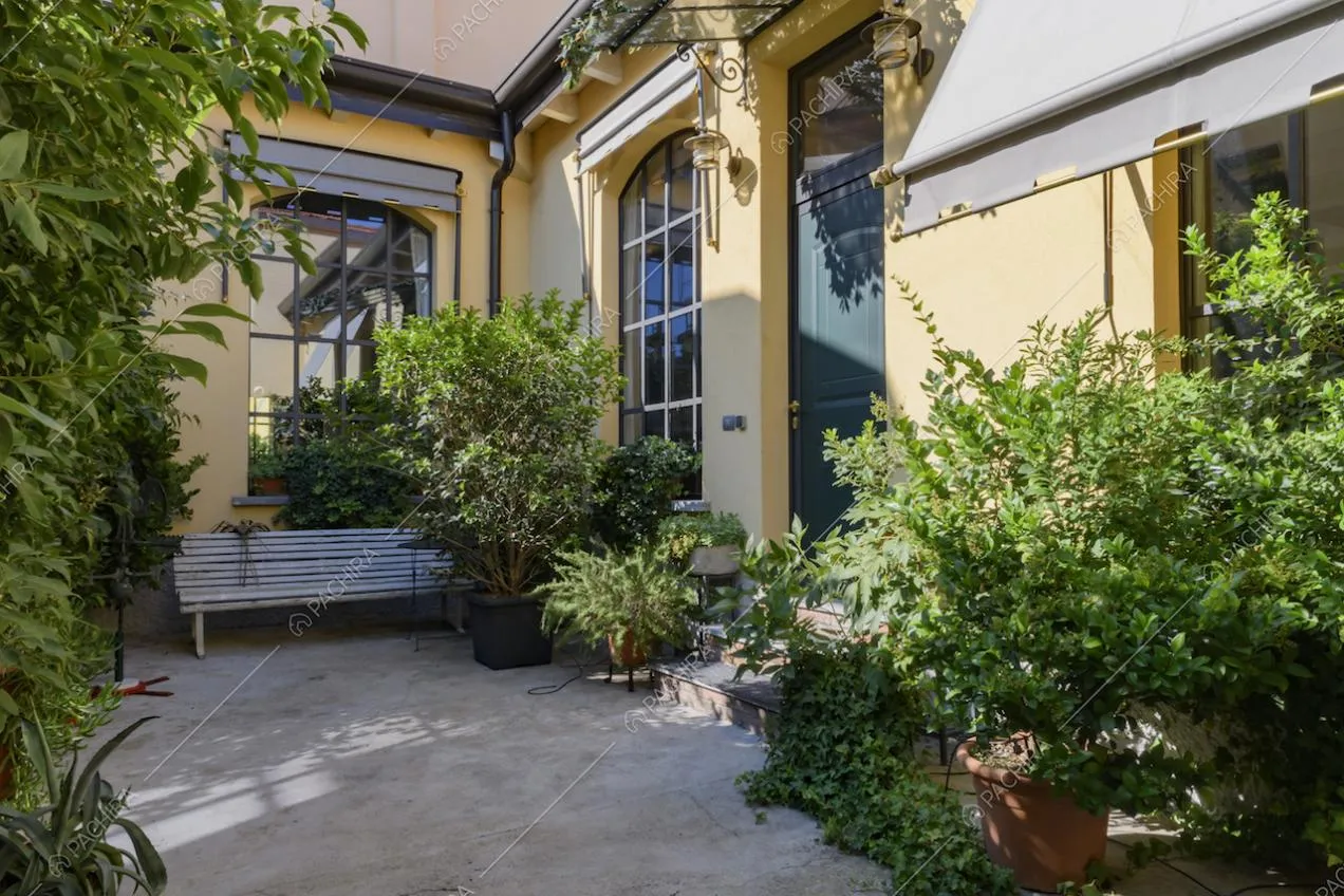 Il cortile privato della Location Gazania con panchina