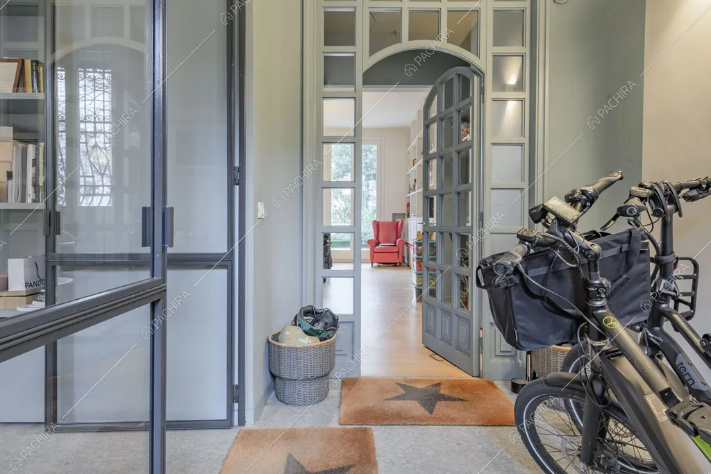 Ingresso della villa Kharan, location in stile contemporaneo a Milano